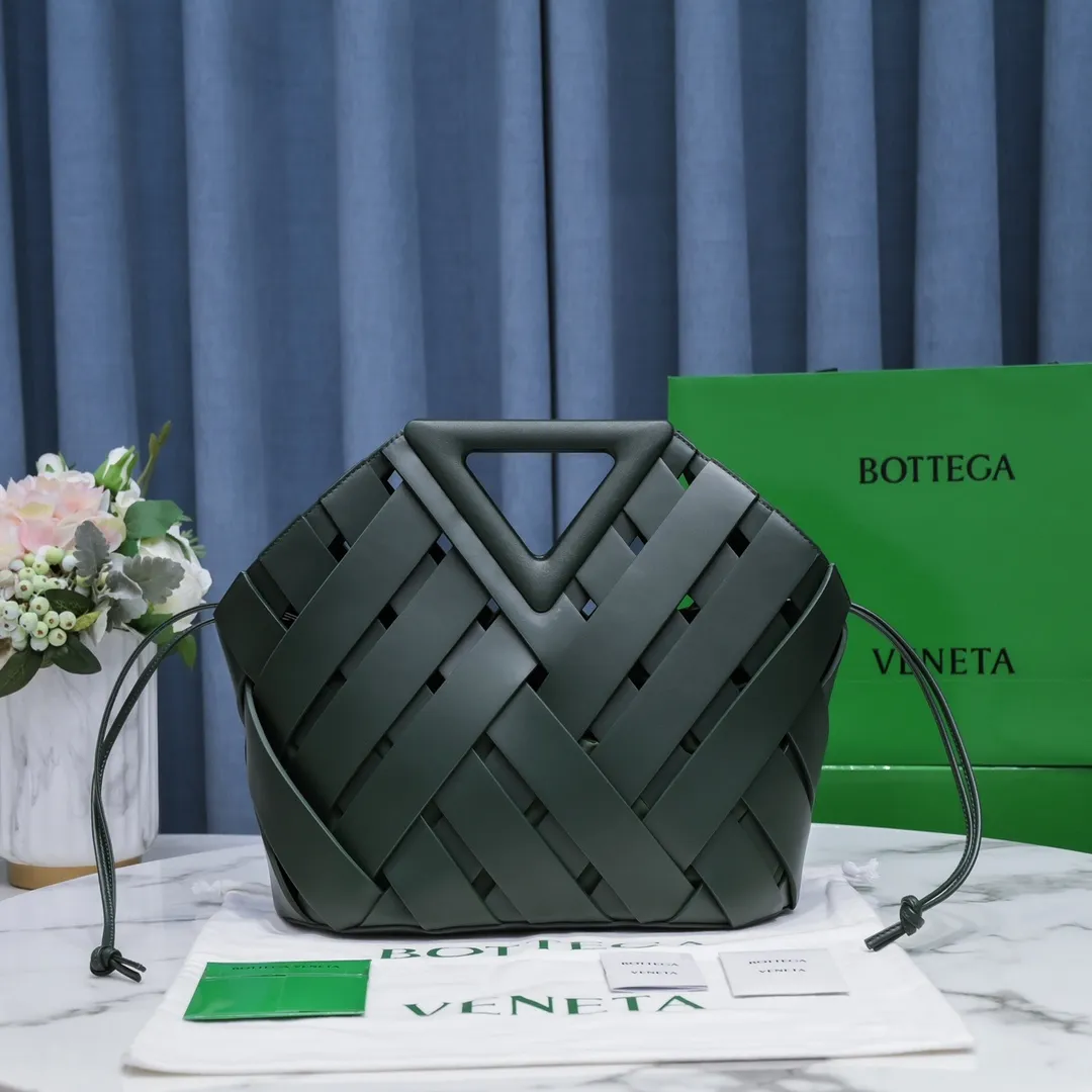 #B家 🔥4042 new autumn and winter styles are here! This is a creative handbag that looks super high-end. French calfskin scissor handbag. The inner bag can be actively used separately. Paper nylon drawstring bag. Magnetic handle opening and closing makes the whole bag calm and practical. Innovative concepts and classics coexist, making you feel the modern realm of art and elegance. Size 31x30.5x17.5, model: 6610#